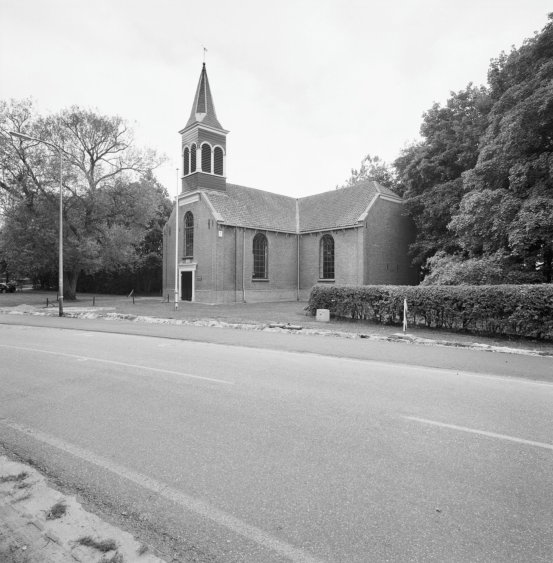 De Reestkerk in Oud-Avereest, een bakstenen zaalkerk met dakruiter